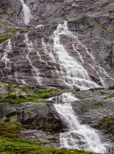 Cascada en verano montaña rocosa —  Fotos de Stock