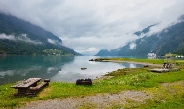 Nyári felhős Lustrafjorden fjord — Stock Fotó