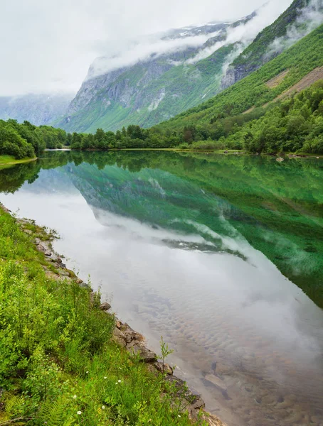 Montanha lago com água limpa, Noruega — Fotografia de Stock