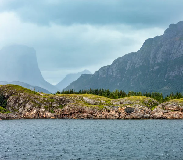 Ranfjord sommer bewölkt blick (norwegen). — Stockfoto