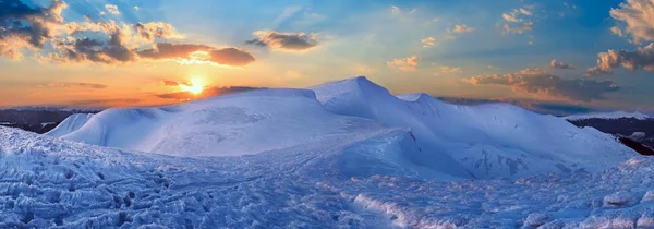 Pôr do sol panorama de inverno montanha — Fotografia de Stock
