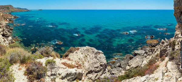 Praia do mar perto de Rocca di San Nicola, Agrigento, Sicília, Itália — Fotografia de Stock