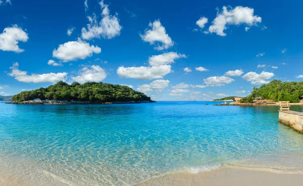 Praia de Ksamil, Albânia . — Fotografia de Stock