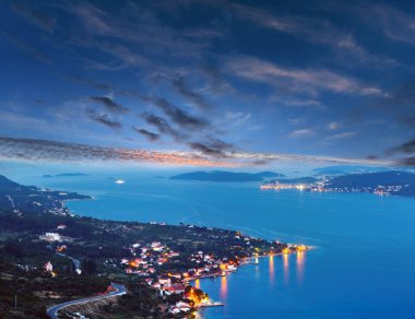 Gece yaz sahil ve deniz kıyısı (Peljesac penin Köyü