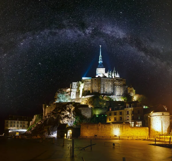 Night Mont Saint-Michel e Via Lattea in cielo, Francia — Foto Stock