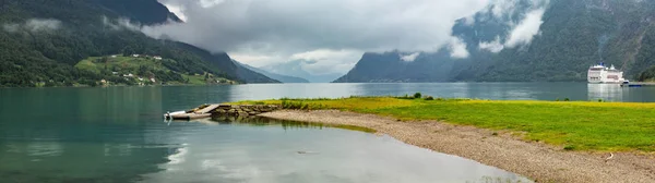 Fiordo lustrafjorden nublado de verano — Foto de Stock