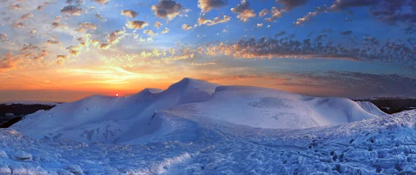 Pôr do sol panorama de inverno montanha — Fotografia de Stock