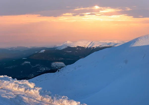 Crepúsculo inverno montanha — Fotografia de Stock