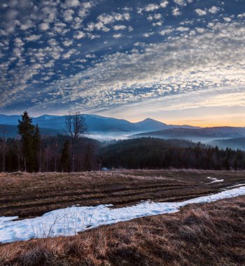 Sabah erken Bahar Karpat Dağları