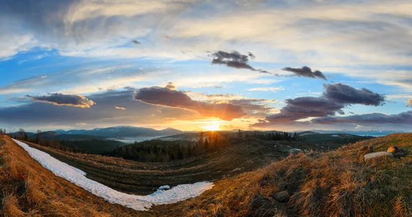 Cedo manhã primavera montanhas dos Cárpatos — Fotografia de Stock