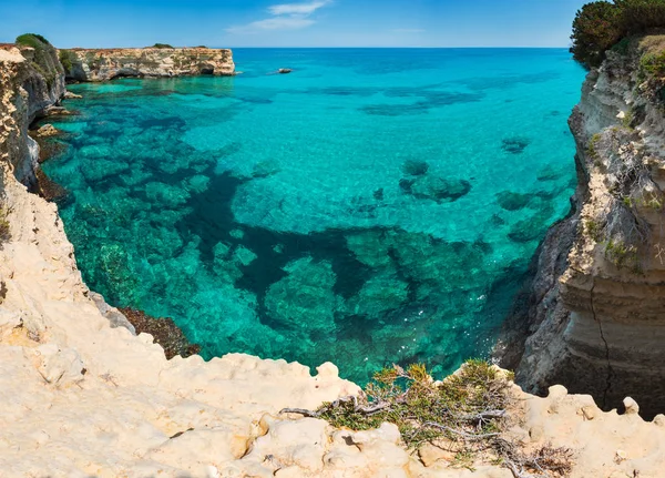 Faraglioni på Torre Sant Andrea, Italien — Stockfoto