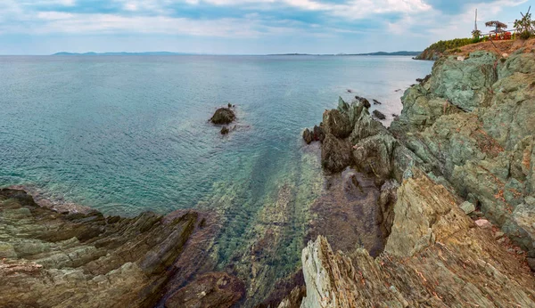 Mañana de verano costa rocosa (Chalkidiki, Grecia ). — Foto de Stock