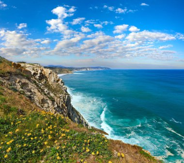 Getxo kasabasında yaz okyanusu kıyı şeridi görünümü, İspanya