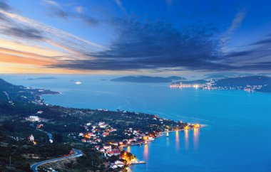 Gece yaz sahil ve deniz kıyısı (Peljesac penin Köyü