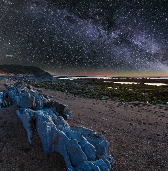 Ночной вид на океан с пляжа — стоковое фото