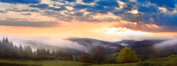 Daybreak in de herfst berg — Stockfoto