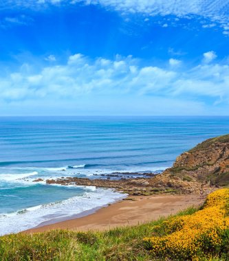 Plaj Azkorri veya Gorrondatxe görünümü.