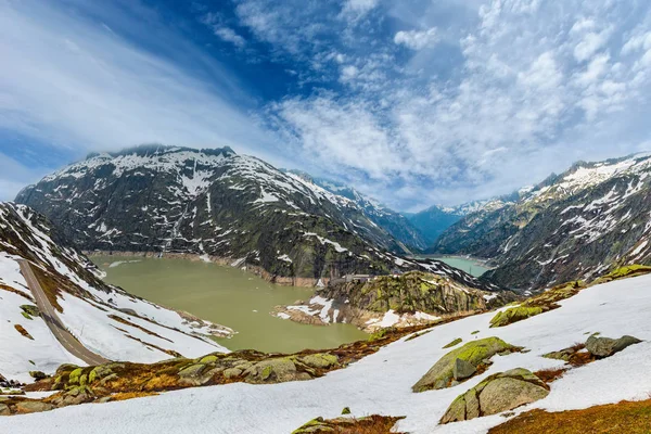 Летний пейзаж Гримзеля с озером, Швейцария — стоковое фото