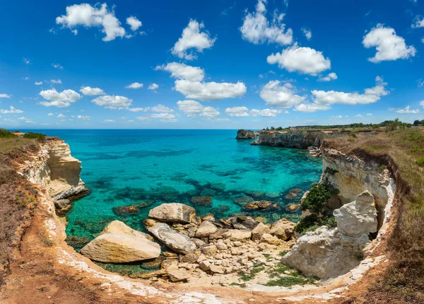 Faraglioni at Torre Sant Andrea, Italië — Stockfoto