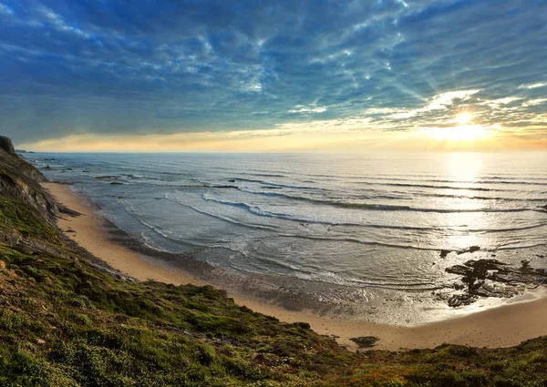 Costa do oceano à noite, Algarve, Portugal — Fotografia de Stock