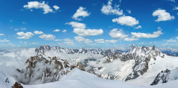 Bergmassief uitzicht vanaf de berg Aiguille du Midi — Stockfoto