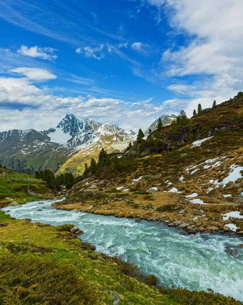 Yaz Alpleri dağ deresi — Stok fotoğraf