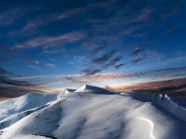 Transition des pastels du jour à la nuit dans les montagnes d'hiver — Photo