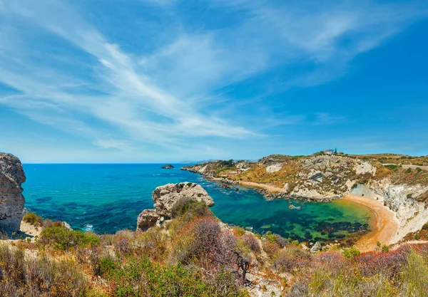 Praia do mar perto de Rocca di San Nicola, Agrigento, Sicília, Itália . — Fotografia de Stock