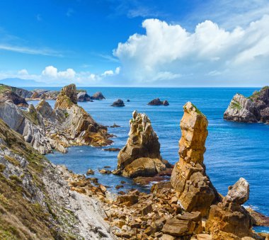 Atlantik Okyanusu kıyı şeridi Portio Beach yakınındaki.