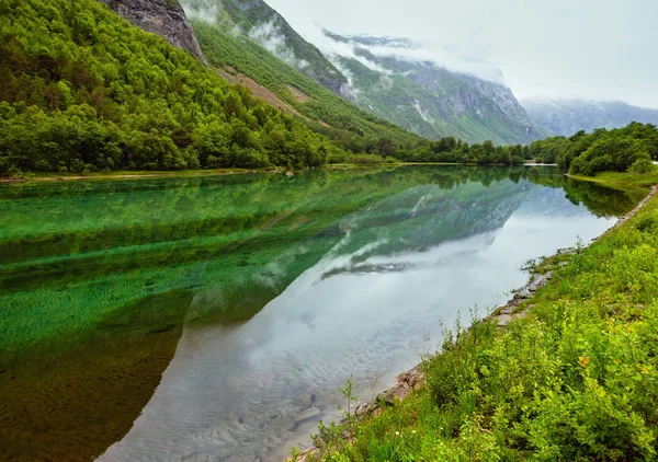 Horské jezero s čistou vodou, Norsko — Stock fotografie