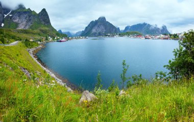 Yaz köye reine (lofoten, Norveç).
