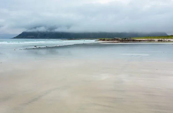 Sommer wolkenverhangener ramberg strand, norwegen, lofoten — Stockfoto