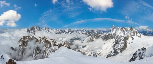 Vue sur le massif montagneux depuis le mont Aiguille du Midi — Photo