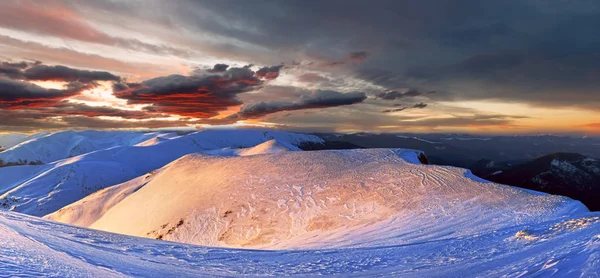 Atardecer rojo en montaña de invierno —  Fotos de Stock