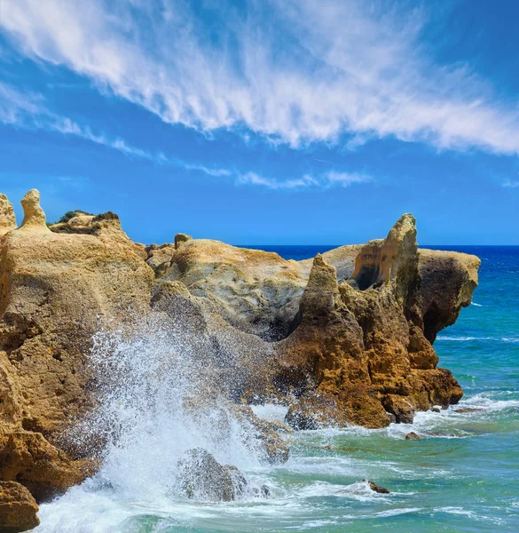 Vue sur la côte rocheuse atlantique, Algarve, Portugal — Photo