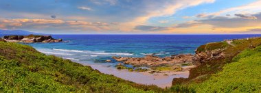 Yaz çiçek açan Atlantik akşamı kıyı şeridi, İspanya