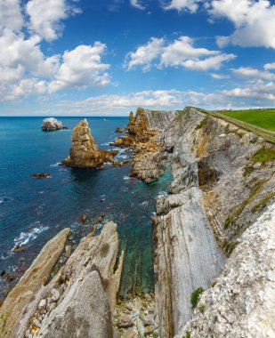 Atlantik Okyanusu kıyı şeridi Portio Beach yakınındaki