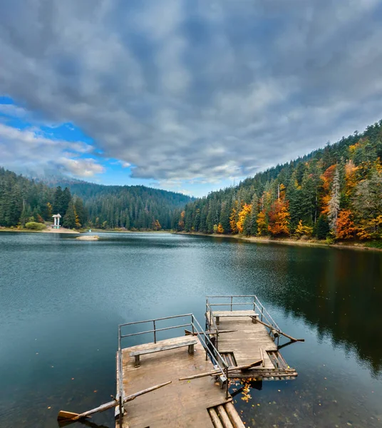 Lago Synevyr vista de otoño . — Foto de Stock