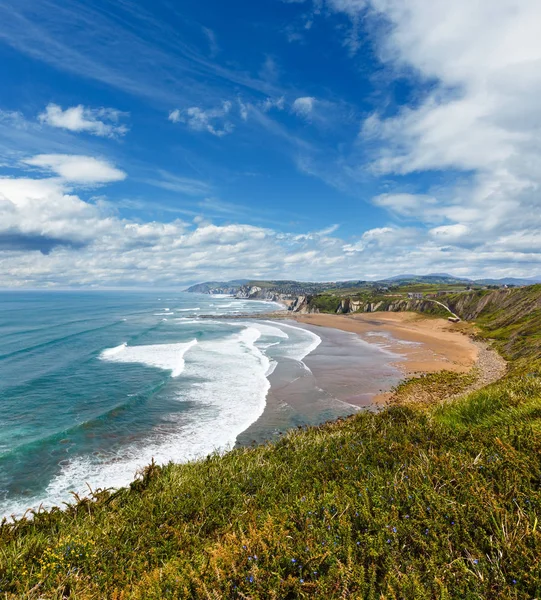 Strand Azkorri oder Gorrondatxe Blick. — Stockfoto