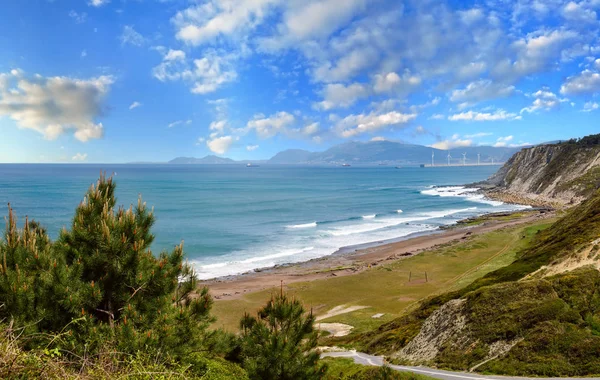 Beach Azkorri nebo Gorrondatxe. — Stock fotografie