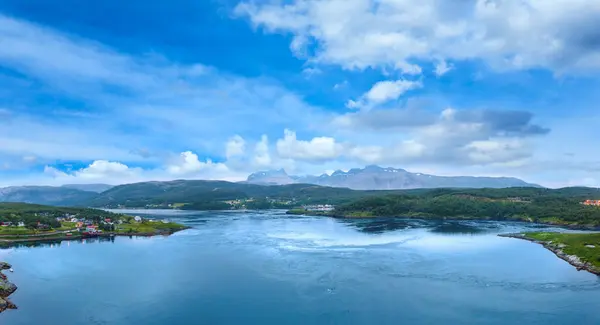 Fiordo vista de día polar de verano, Noruega —  Fotos de Stock