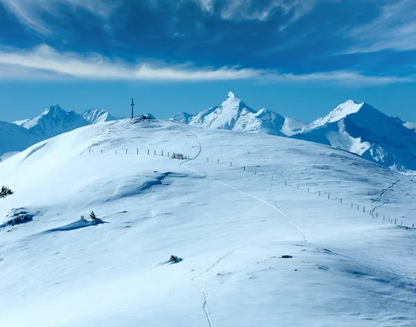 Croce sulla cima della montagna invernale — Foto Stock