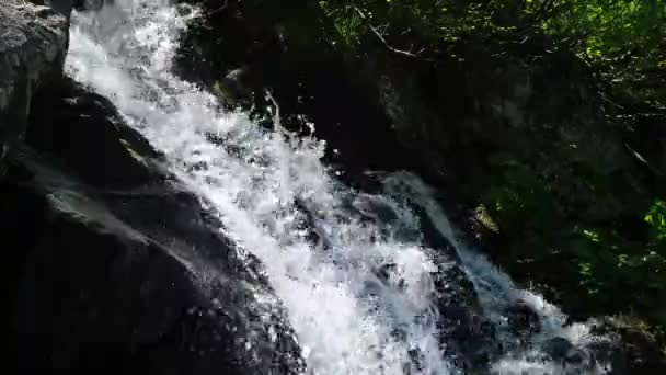 Kleiner Bergwasserfall Mit Spritzern Aus Nächster Nähe — Stockvideo