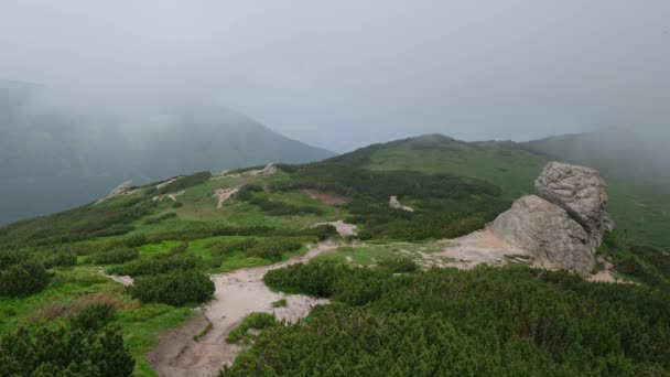 Cordillera Verano Con Pequeñas Rocas Verticales Viento Cruzado Con Nubes — Vídeos de Stock