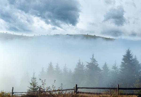 Nebbia e montagne — Foto Stock