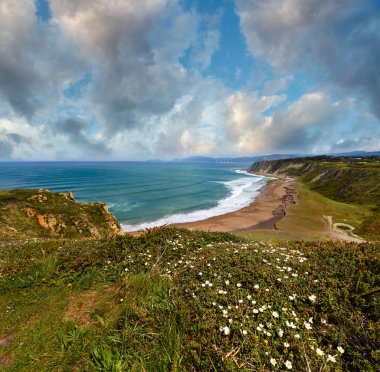 Plaj Azkorri veya Gorrondatxe görünümü.