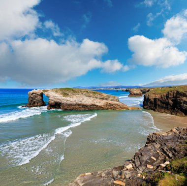 Cantabric sahil yaz manzara.