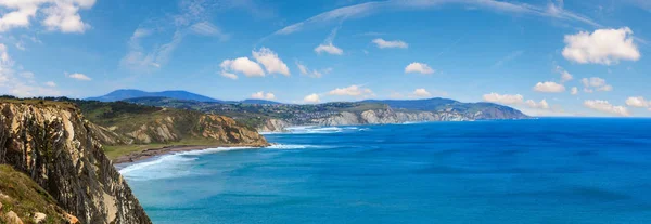 Vista de la costa oceánica de verano (España ). — Foto de Stock