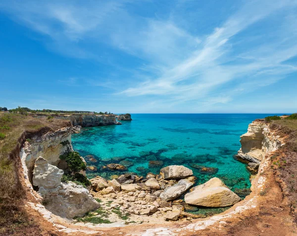 Faraglioni at Torre Sant Andrea, Italië — Stockfoto