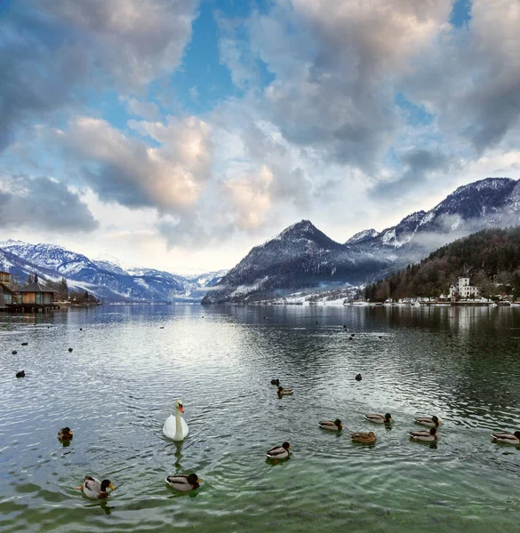 Vista lago invernale sulle Alpi — Foto Stock